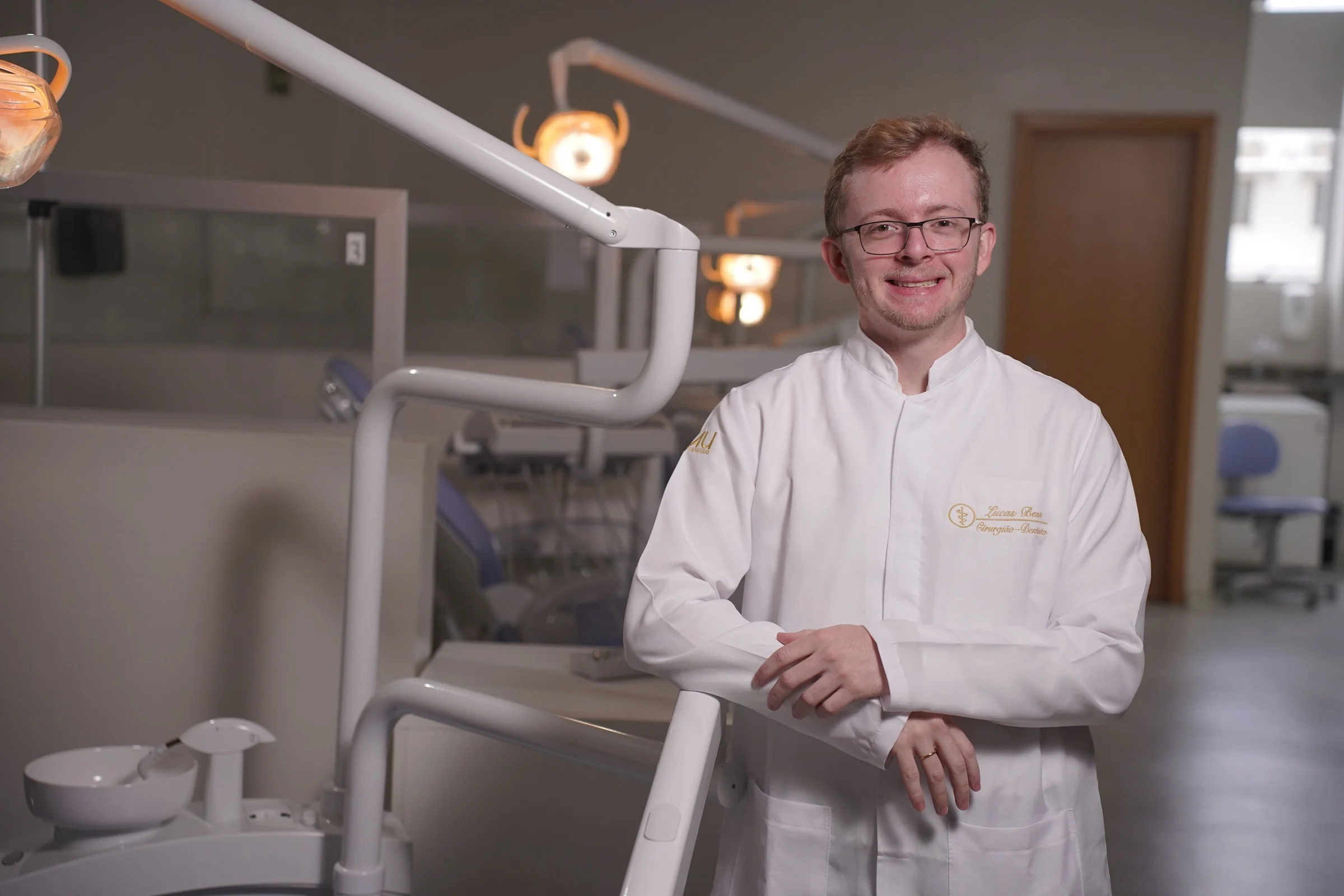 Dr. Lucas Bess no consultório