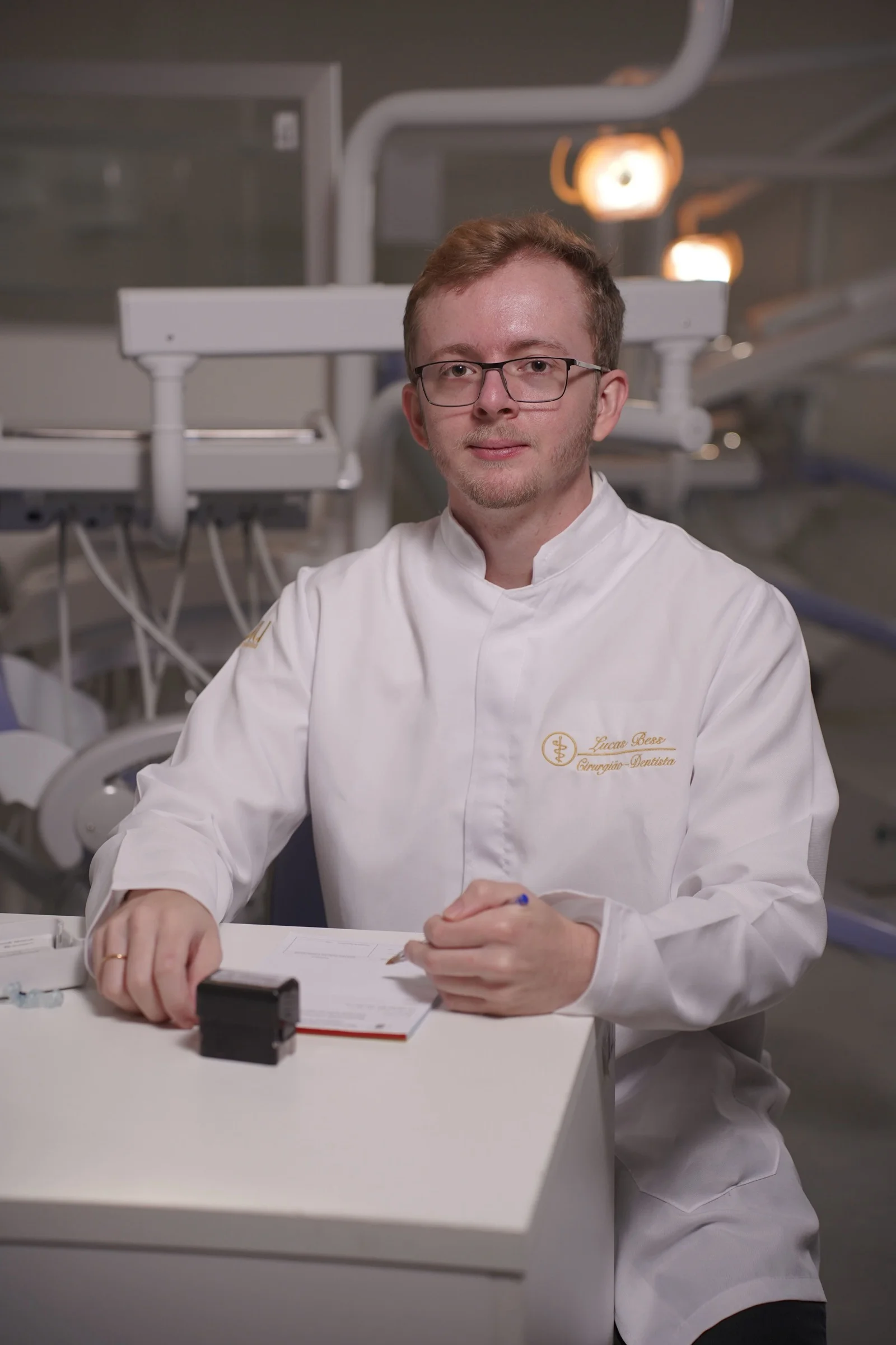 Dr. Lucas Bess em consultório